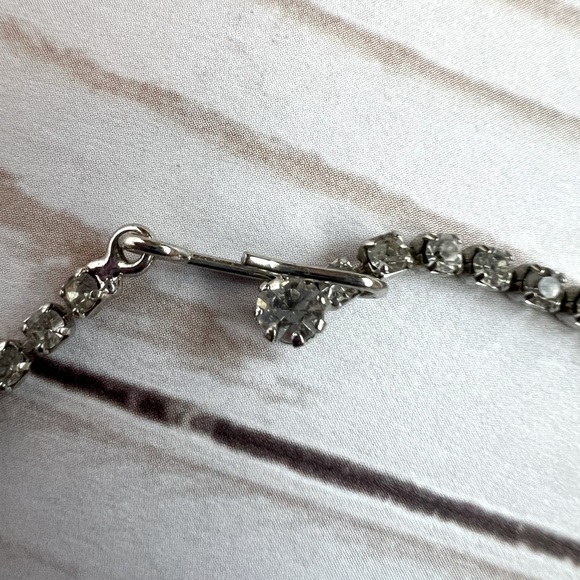 Elegant Vintage Silver Rhinestone Necklace with Hook Closure - Picture 3 of 7